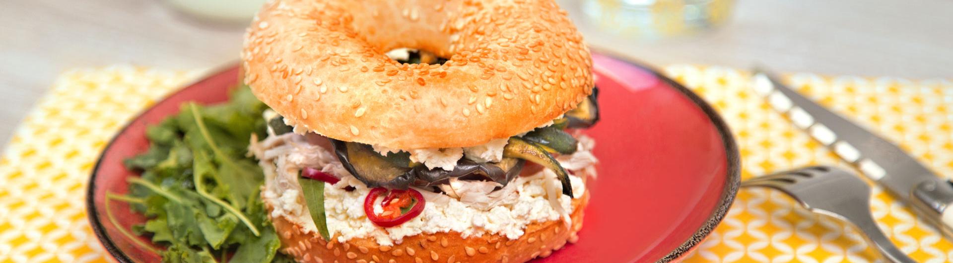 Bagel poulet et légumes d'été au Fromage Fouetté Madame Loïk Nature au Sel de Guérande