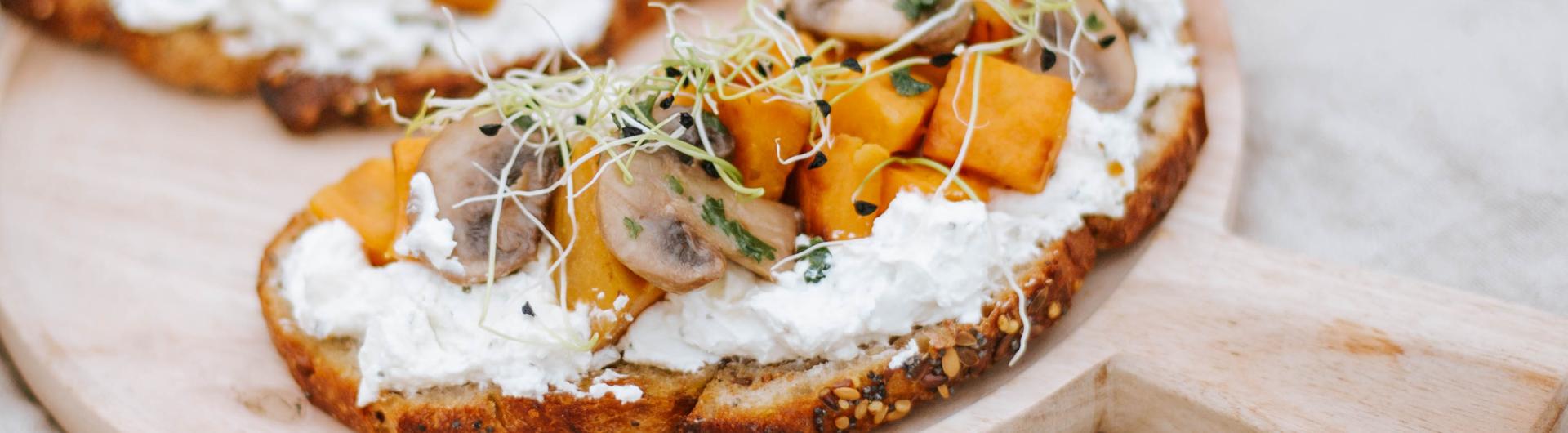 Bruschettas patates douces, champignons et Fromage Fouetté Madame Loïk Ail et Fines Herbes