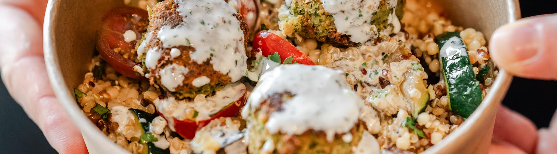 Salade de quinoa, falafels, légumes grillés et sauce au Yaourt à la Grecque