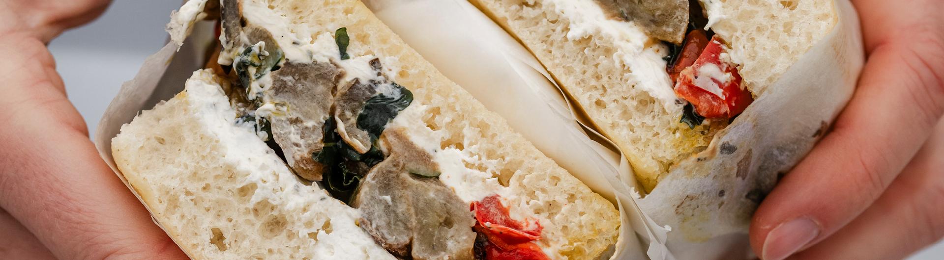 Sandwich foccacia, légumes rôtis au beurre et Fromage Fouetté Madame Loïk Ail et Fines Herbes