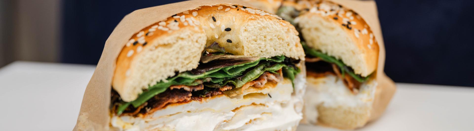 Bagel œuf lard breton sauce piquante et Fromage Fouetté Madame Loïk