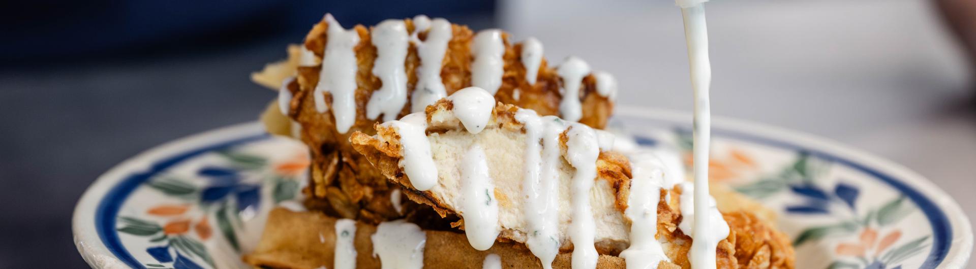 Tenders de poulet au Lait Ribot Paysan Breton, gaufre et sauce ranch