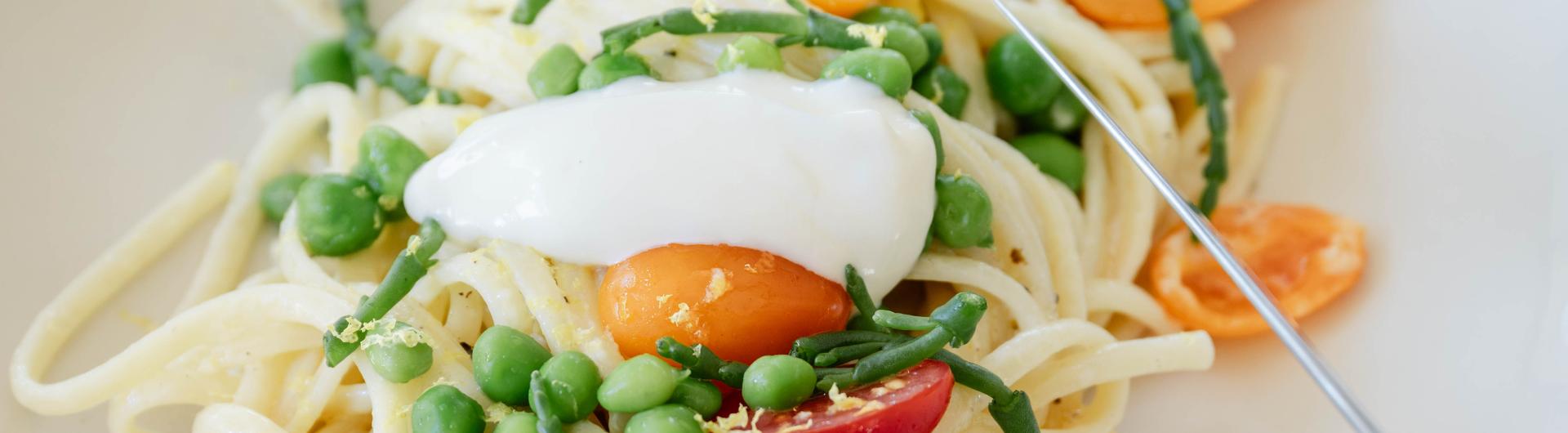Linguine, légumes printaniers et crème fraîche épaisse 30% MG
