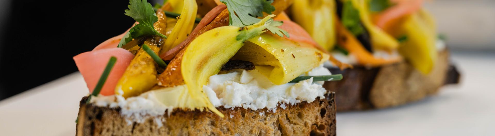 Tartine Labneh de Skyr Paysan Breton Professionnel, légumes d'automne rôtis