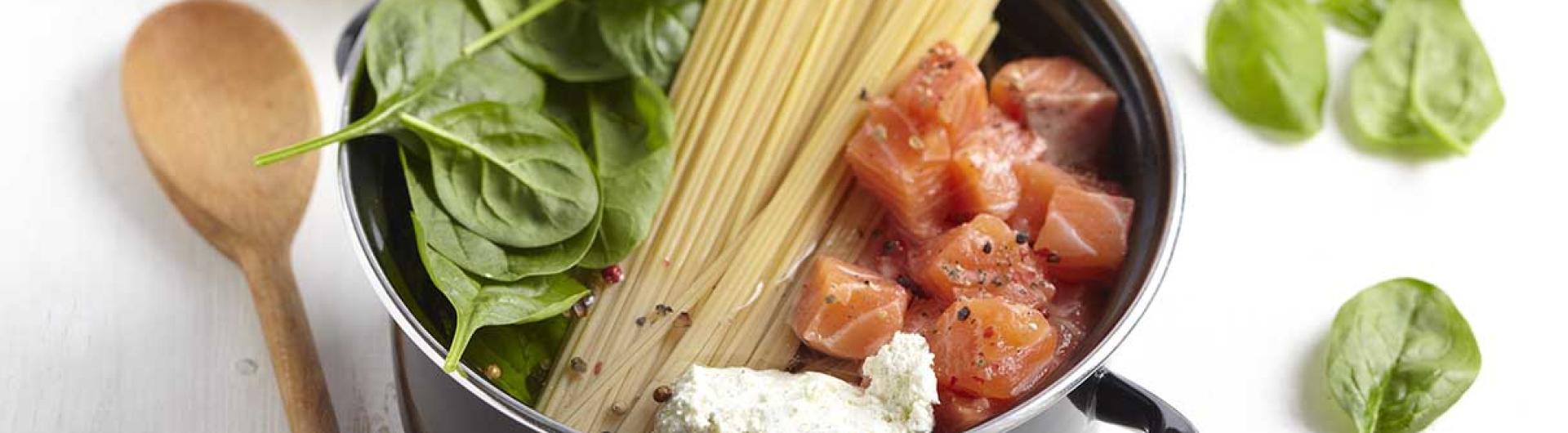 One pot pasta saumon, pousses d'épinards et Fromage Fouetté Madame Loïk Nature au sel de Guérande