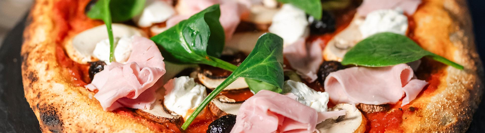 Pizza tomate, chiffonnade de jambon, champignons et Fromage Fouetté Madame Loïk Ail et Fines Herbes 