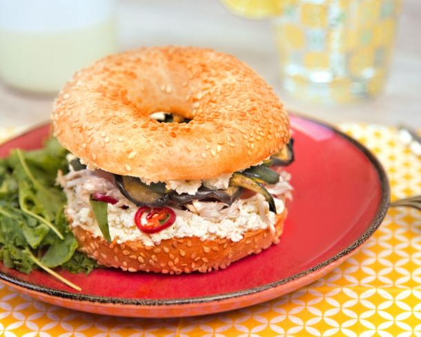 Bagel poulet et légumes d'été au Fromage Fouetté Madame Loïk Nature au Sel de Guérande