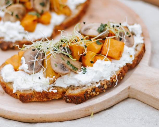Bruschettas patates douces, champignons et Fromage Fouetté Madame Loïk Ail et Fines Herbes