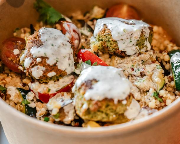 Salade de quinoa, falafels, légumes grillés et sauce au Yaourt à la Grecque