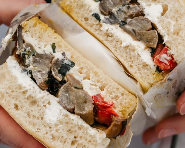 Sandwich foccacia, légumes rôtis au beurre et Fromage Fouetté Madame Loïk Ail et Fines Herbes