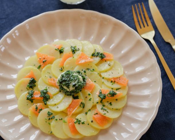 Carpaccio de pommes de terre, beurre Demi-Sel Paysan Breton aux herbes, truite fumée française