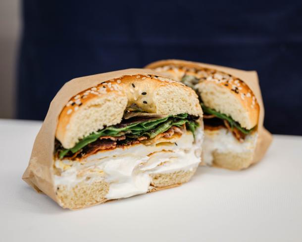 Bagel œuf lard breton sauce piquante et Fromage Fouetté Madame Loïk