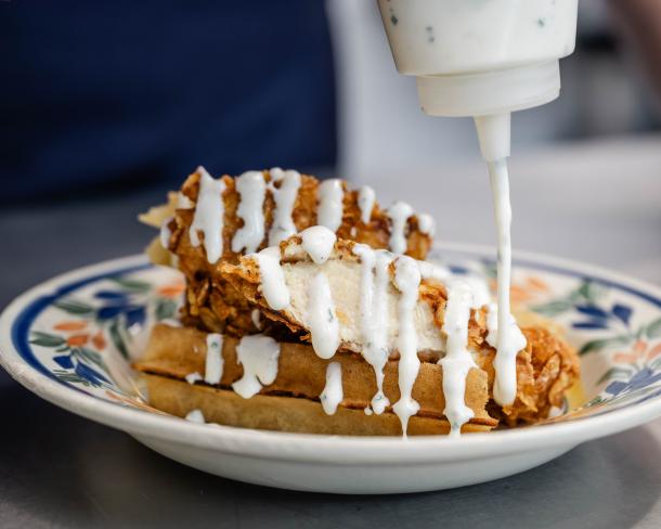 Tenders de poulet au Lait Ribot Paysan Breton, gaufre et sauce ranch