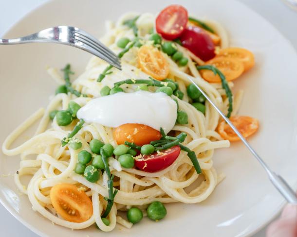 Linguine, légumes printaniers et crème fraîche épaisse 30% MG
