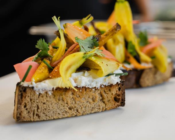 Tartine Labneh de Skyr Paysan Breton Professionnel, légumes d'automne rôtis