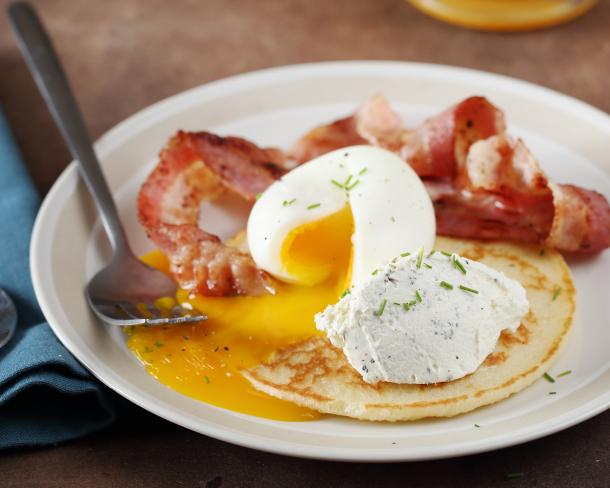 Pancakes salés, œuf mollet et quenelle de Fromage Fouetté Madame Loïk Ail et Fines Herbes