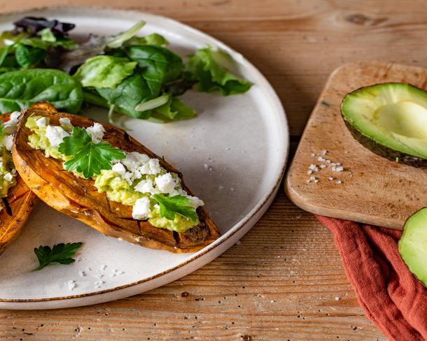 Patate douce rôtie, guacamole et feta au Beurre Moulé Demi-Sel