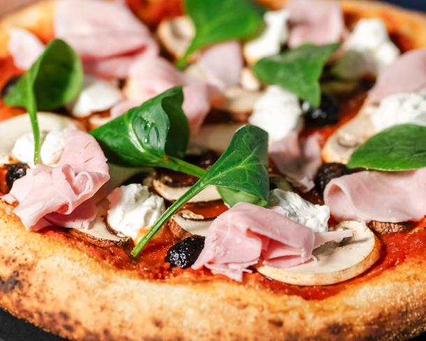 Pizza tomate, chiffonnade de jambon, champignons et Fromage Fouetté Madame Loïk Ail et Fines Herbes 