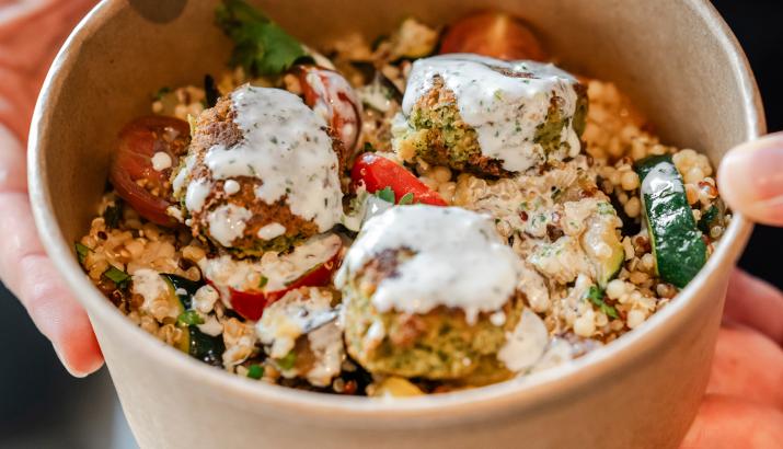 Salade de quinoa, falafels, légumes grillés et sauce au Yaourt à la Grecque